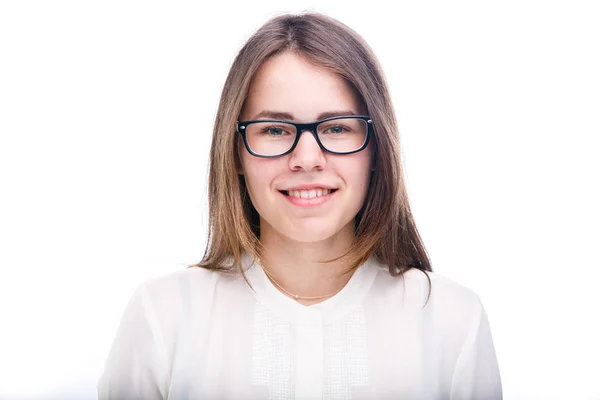 Hermosa joven en gafas con un borde negro una camisa blanca sobre un fondo aislado. Concepto empresarial —  Fotos de Stock