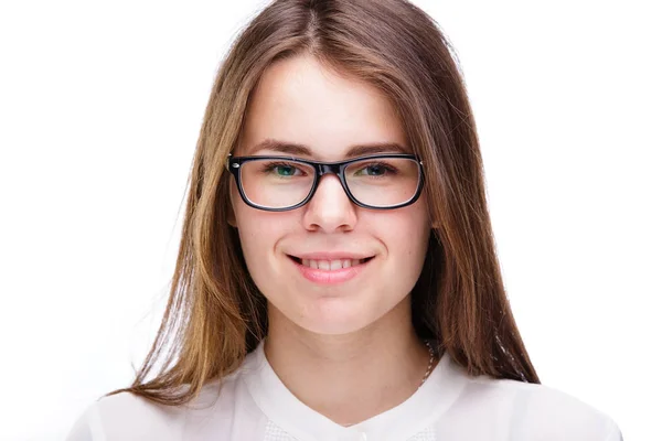 孤立の背景に白いシャツの黒縁メガネの美しい少女。ビジネス コンセプト — ストック写真