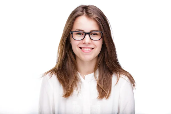 Hermosa joven en gafas con un borde negro una camisa blanca sobre un fondo aislado. Concepto empresarial —  Fotos de Stock