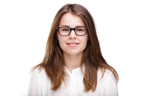 Hermosa joven en gafas con un borde negro una camisa blanca sobre un fondo aislado. Concepto empresarial —  Fotos de Stock