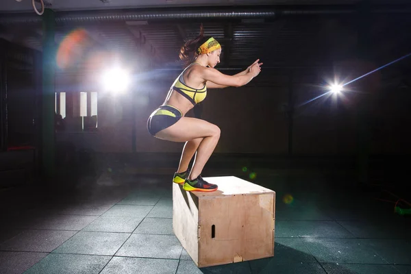 영, 강한 근육 질 여자는 상승에 체육관에서 점프. 다리 훈련 및 심장 — 스톡 사진