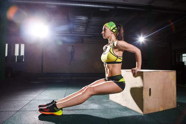 영, 강한 근육 질 여자는 상승에 체육관에서 점프. 다리 훈련 및 심장 — 스톡 사진