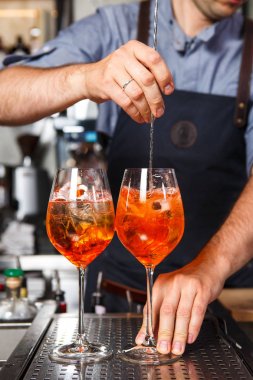 Barmen kokteyl hazırlama, iş yerinde. Konsept hizmeti ve içecekler mutfakta Restoran hakkında