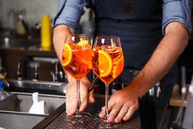 Barmen kokteyl hazırlama, iş yerinde. Konsept hizmeti ve içecekler mutfakta Restoran hakkında