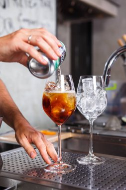 Barmen kokteyl hazırlama, iş yerinde. Konsept hizmeti ve içecekler mutfakta Restoran hakkında