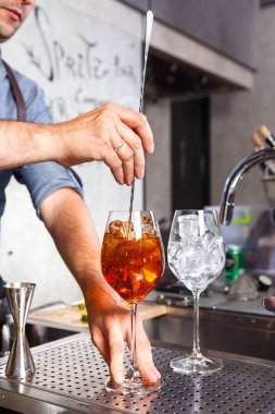 Barmen kokteyl hazırlama, iş yerinde. Konsept hizmeti ve içecekler mutfakta Restoran hakkında