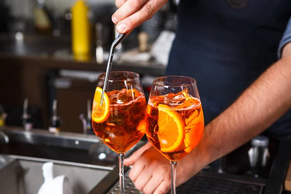 Barman en el trabajo, preparando cócteles. concepto de servicio y bebidas En la cocina el restaurante — Foto de Stock