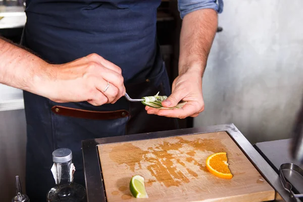 De barman op het werk, cocktails bereiden. begrip over service en dranken In de keuken van het restaurant — Stockfoto