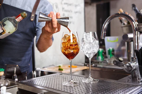 Barman w pracy, przygotowywania koktajli. pojęcia dotyczące usług i napoje w kuchni restauracji — Zdjęcie stockowe