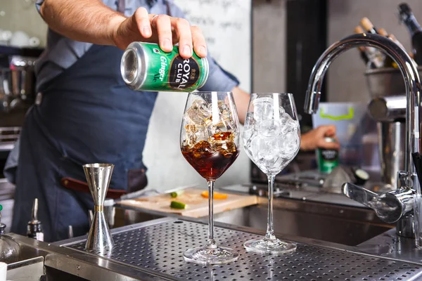 De barman op het werk, cocktails bereiden. begrip over service en dranken In de keuken van het restaurant — Stockfoto