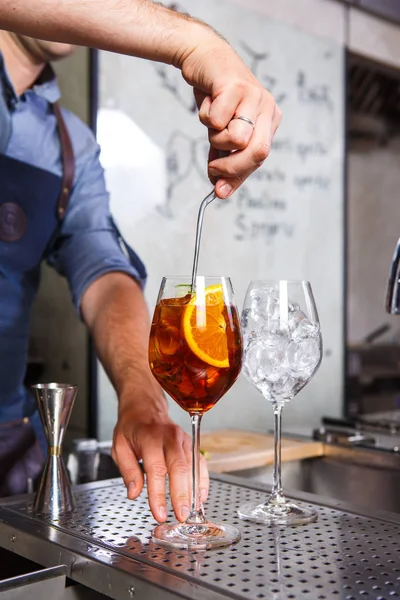 De barman op het werk, cocktails bereiden. begrip over service en dranken In de keuken van het restaurant — Stockfoto