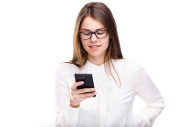 Kadın manifatura onun akıllı telefon, gülümseyen mutlu portre beyaz arka plan izole. İletişim kavramı. Internet, telefon bağımlılığı