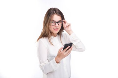 Kadın manifatura onun akıllı telefon, gülümseyen mutlu portre beyaz arka plan izole. İletişim kavramı. Internet, telefon bağımlılığı