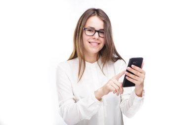 Kadın manifatura onun akıllı telefon, gülümseyen mutlu portre beyaz arka plan izole. İletişim kavramı. Internet, telefon bağımlılığı