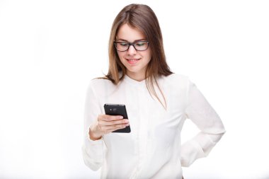Kadın manifatura onun akıllı telefon, gülümseyen mutlu portre beyaz arka plan izole. İletişim kavramı. Internet, telefon bağımlılığı