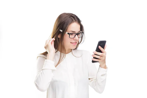 Ritratto felice, donna sorridente sms sul suo smartphone, isolato sfondo bianco. Il concetto di comunicazione. Internet, dipendenza dal telefono — Foto Stock