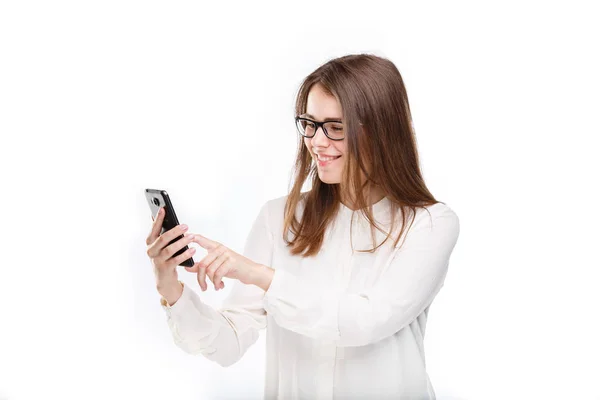 Ritratto felice, donna sorridente sms sul suo smartphone, isolato sfondo bianco. Il concetto di comunicazione. Internet, dipendenza dal telefono — Foto Stock