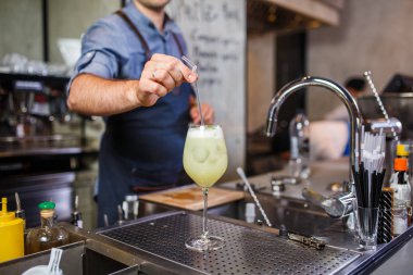 Barmen kokteyl hazırlama, iş yerinde. Konsept hizmeti ve içecekler hakkında