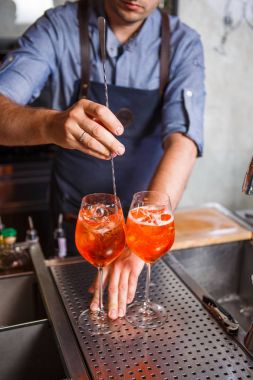 Barmen kokteyl hazırlama, iş yerinde. Konsept hizmeti ve içecekler hakkında