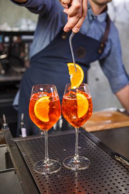 Barmen kokteyl hazırlama, iş yerinde. Konsept hizmeti ve içecekler hakkında