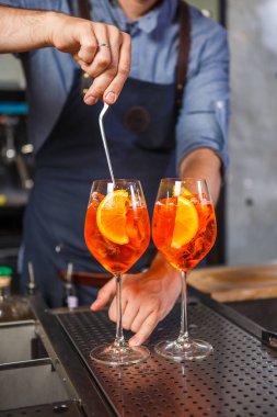 Barmen kokteyl hazırlama, iş yerinde. Konsept hizmeti ve içecekler hakkında