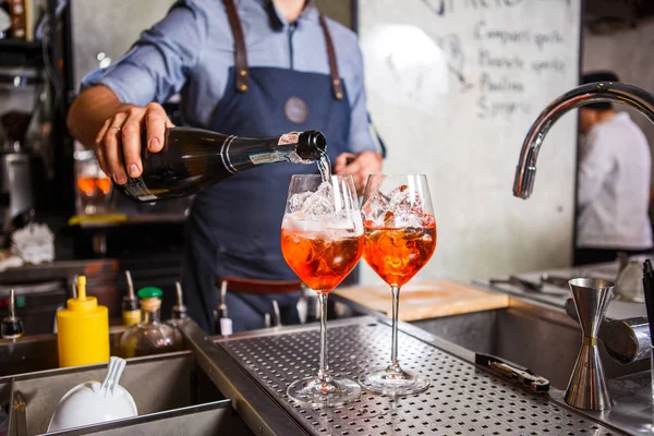 De barman op het werk, cocktails bereiden. begrip over service en dranken — Stockfoto