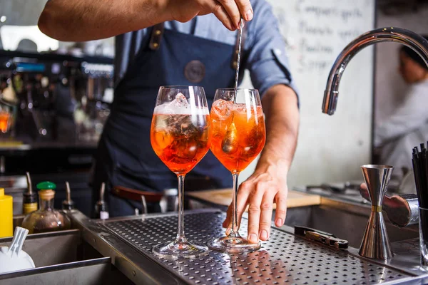 Barman al lavoro, a preparare cocktail. concetto di servizio e bevande — Foto Stock