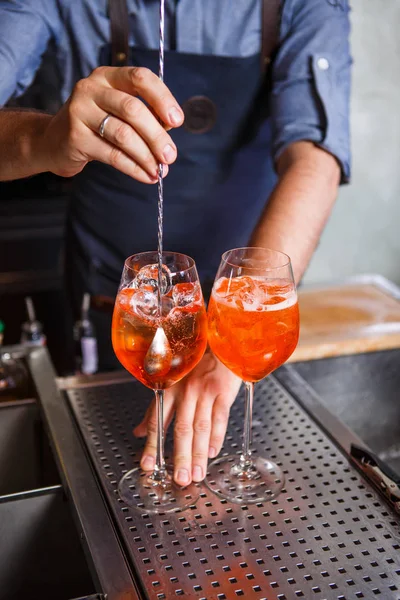 Barman al lavoro, a preparare cocktail. concetto di servizio e bevande — Foto Stock