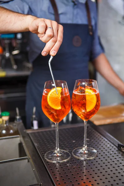 Bartender på jobbet, förbereda cocktails. konceptet om service och drycker — Stockfoto