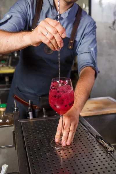 Barman w pracy, przygotowywania koktajli. pojęcia dotyczące usługi oraz napoje — Zdjęcie stockowe