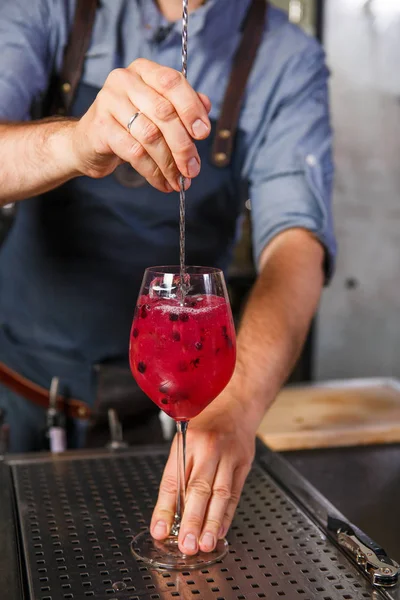 Barmen kokteyl hazırlama, iş yerinde. Konsept hizmeti ve içecekler hakkında
