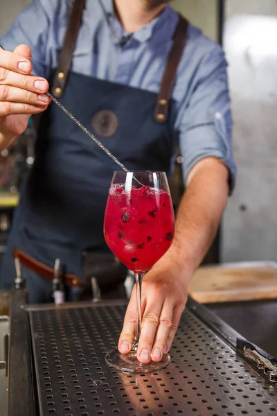 Barman al lavoro, a preparare cocktail. concetto di servizio e bevande — Foto Stock