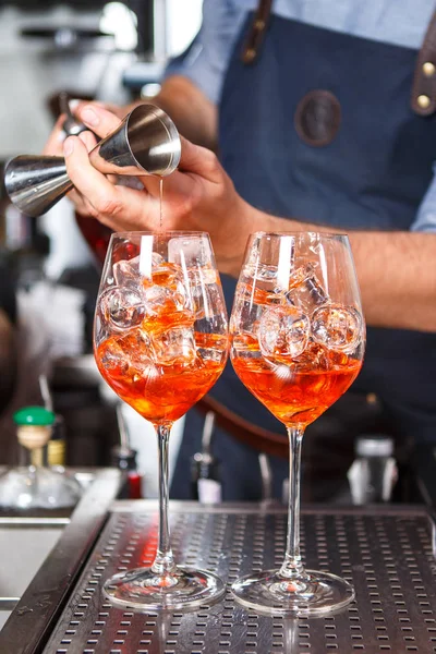 Bartender på jobbet, förbereda cocktails. konceptet om service och drycker — Stockfoto