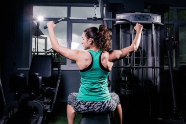 Arkadan Görünüm eğitimli bir kızın egzersizleri yapıyor. Sırt kasları için eğitim