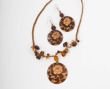 Beyaz arka planda renkli boncuklar boncuklu kolye