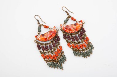 Beyaz arka planda renkli boncuklar boncuklu kolye