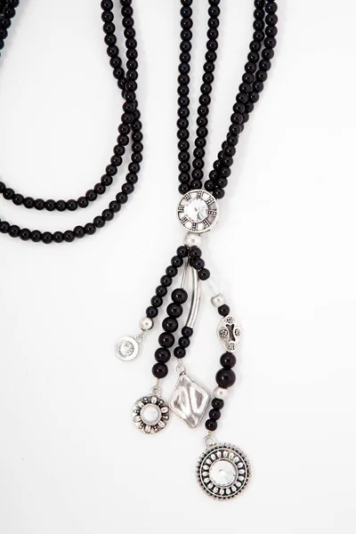 Perlenkette aus bunten Perlen auf weißem Hintergrund — Stockfoto