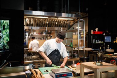 sebze mutfakta aşçı kesmek