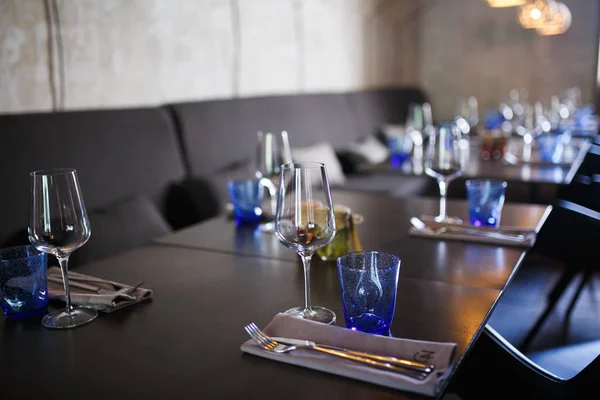 Vasos, tenedor de flores, cuchillo servido para la cena en el restaurante — Foto de stock gratis