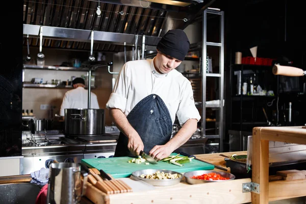 Cook cut vegetables in the kitchen — Stock Photo, Image