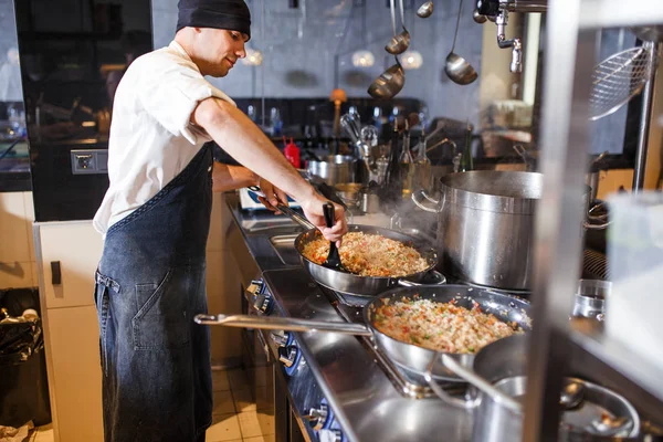 Risotto in een pan wordt gekookt in een restaurant — Stockfoto