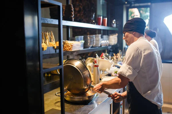 Risotto in een pan wordt gekookt in een restaurant — Stockfoto