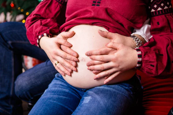 Father holds his pregnant wife by the hand. Close-up — Stock Photo, Image