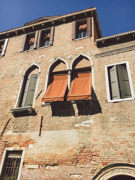Velence történelmi festői régi utcán építészet. Olasz Lagoon — Stock Fotó