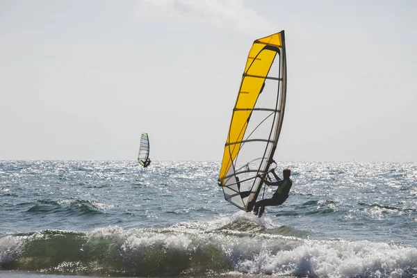 Akció mooving egymással párhuzamosan, a két szörfözők hátulnézete — Stock Fotó