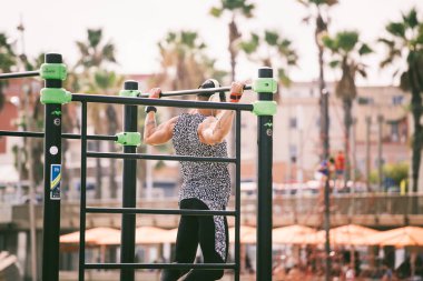 spor salonunda, İspanya Akdeniz kıyısında Plajı barceloneta üzerinde açık havada egzersiz