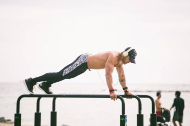 spor salonunda, İspanya Akdeniz kıyısında Plajı barceloneta üzerinde açık havada egzersiz