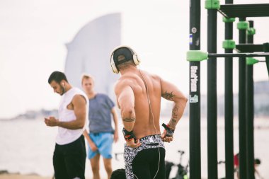 spor salonunda, İspanya Akdeniz kıyısında Plajı barceloneta üzerinde açık havada egzersiz