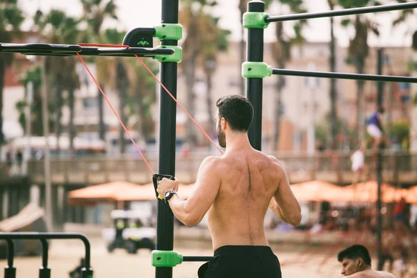 spor salonunda, İspanya Akdeniz kıyısında Plajı barceloneta üzerinde açık havada egzersiz