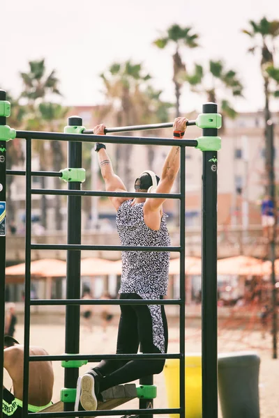 spor salonunda, İspanya Akdeniz kıyısında Plajı barceloneta üzerinde açık havada egzersiz